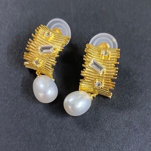 White cultured Freshwater Pearl with white Topaz earrings